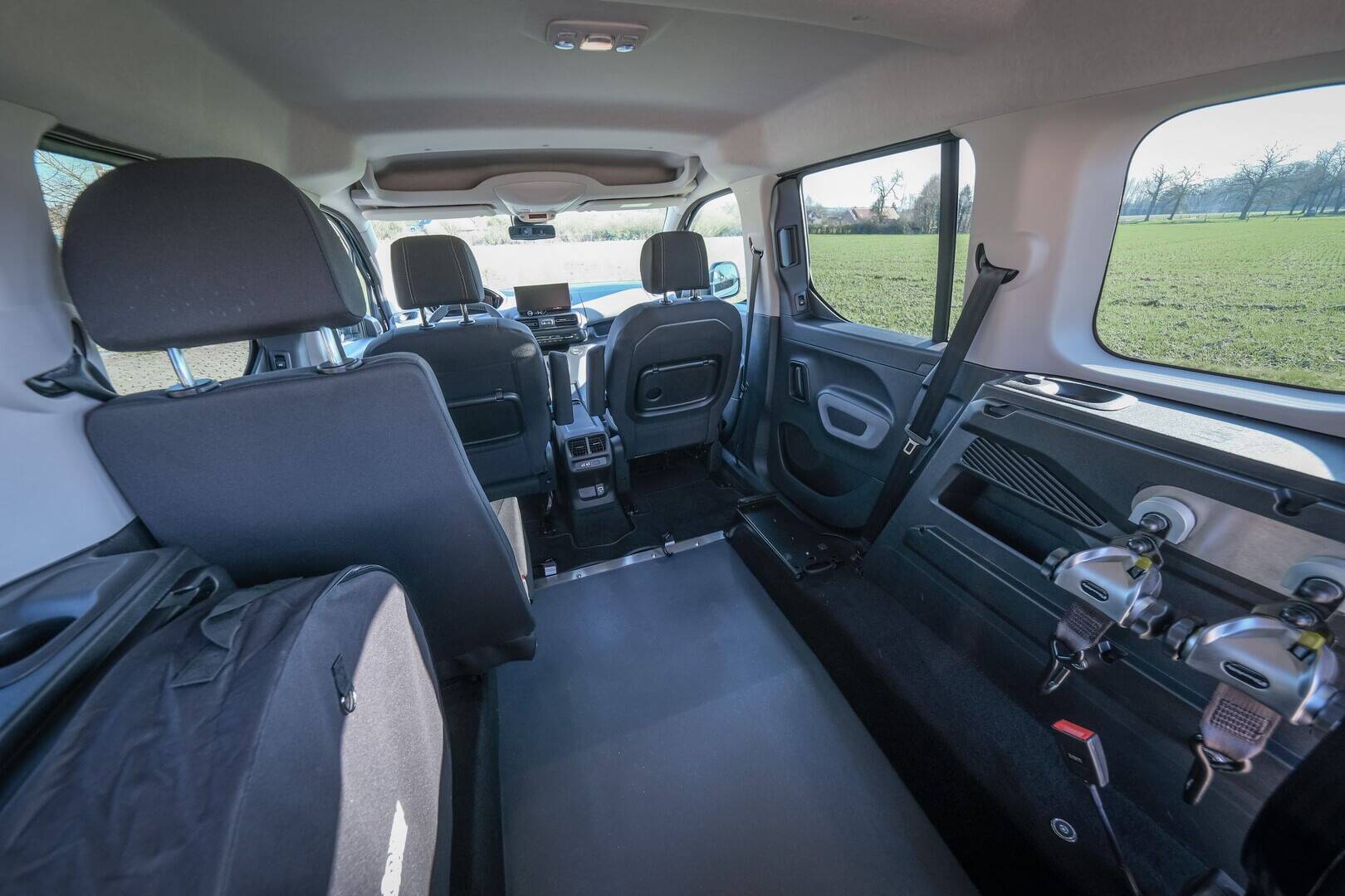  Avec son grand décaissement, le Rifter Xtra HappyAccess permet d'accueillir un passager avec un gros fauteuil roulant
