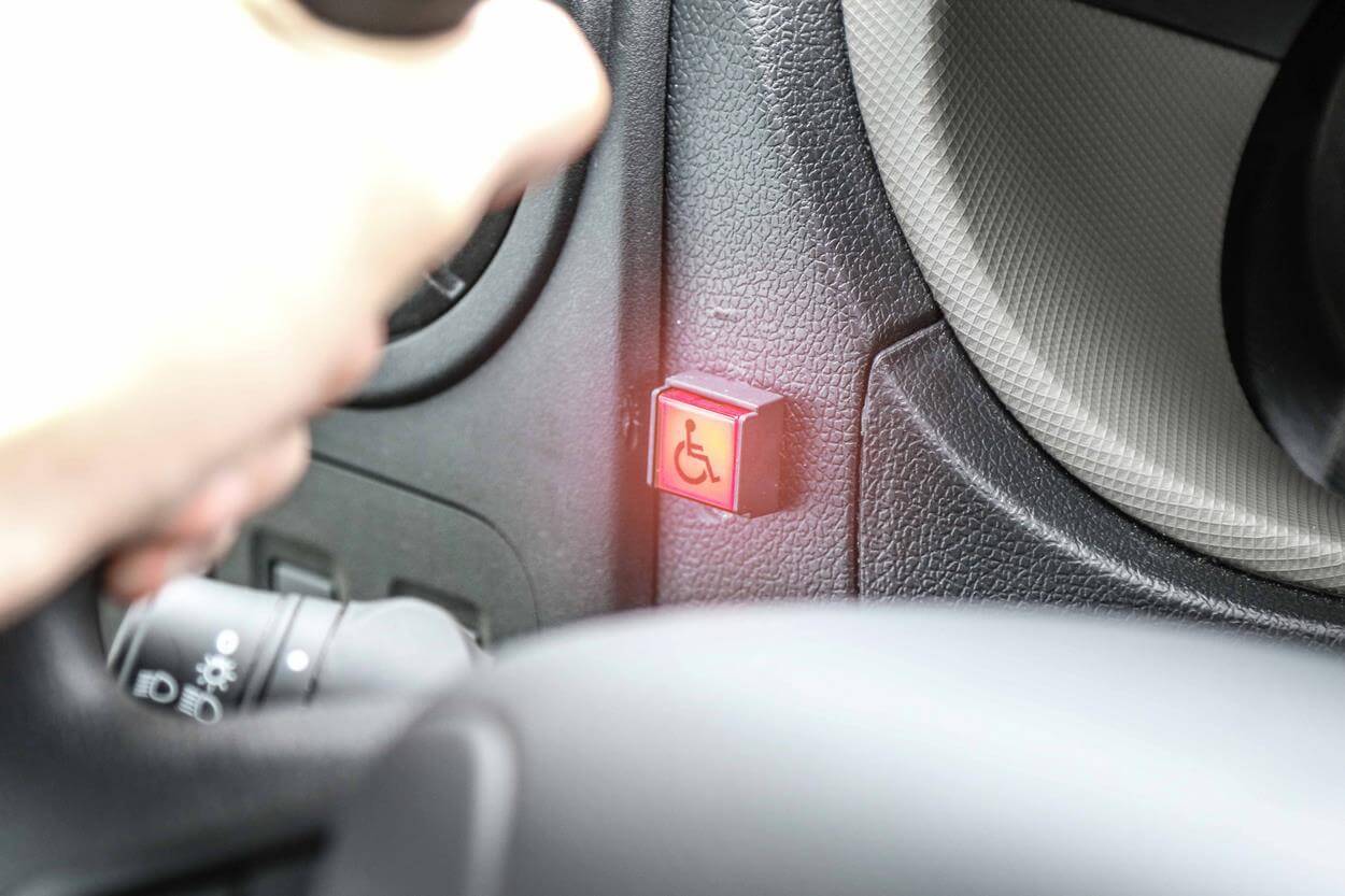 Un voyant témoin s'allume lorsque l'un des passagers en fauteuil roulant n'est pas correctement arrimé