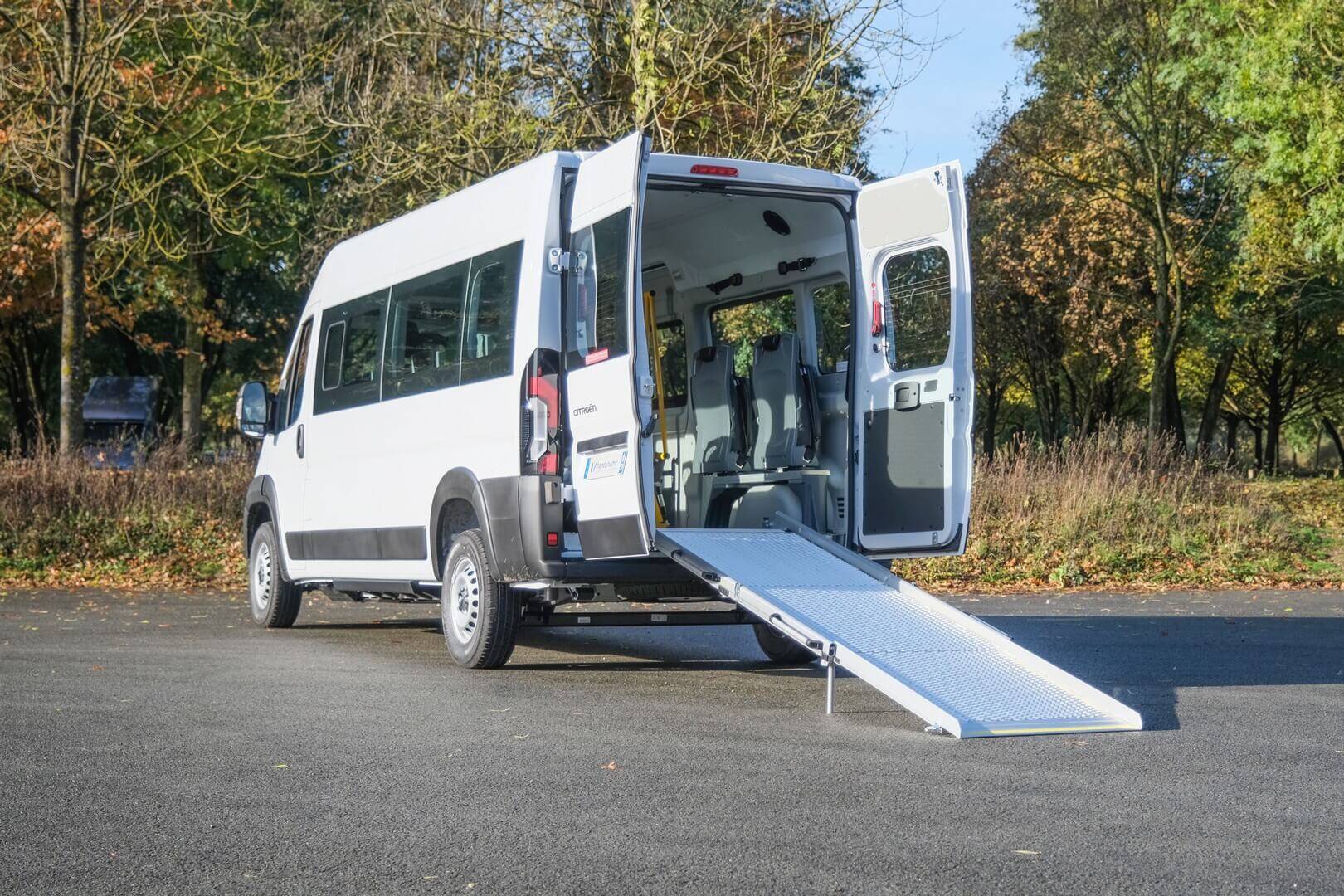 Disponible avec une rampe 3 volets manuelle ou un hayon élévateur électrique