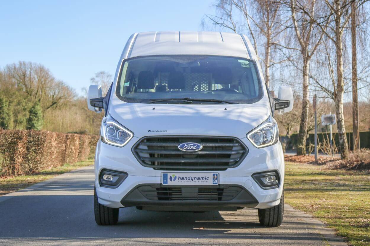 Avec ses optiques effilées et sa grand calandre, ce minibus TPMR offre un visage dynamique !