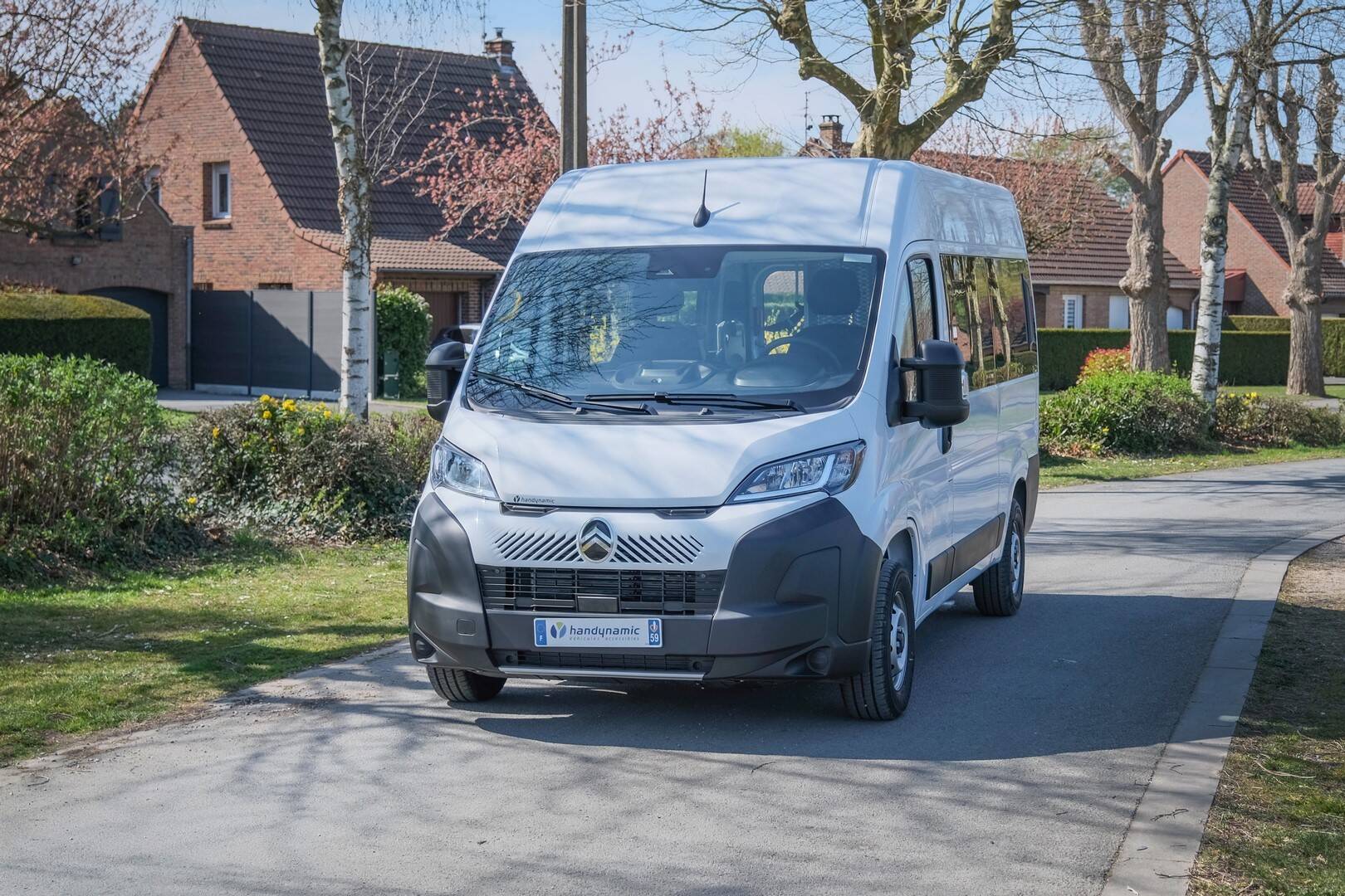 La face avant du Citroën Jumper TPMR L2H2 est modernisée tout en restant reconnaissable