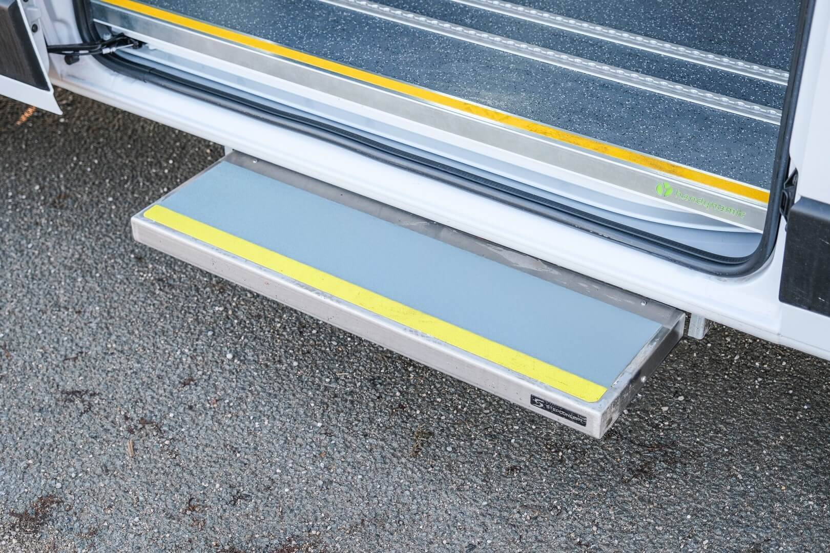 L'Opel Movano L2H2 TPMR Ecoline SimplyAccess est équipé d'un marchepied télescopique en porte latérale pour un accès simplifié