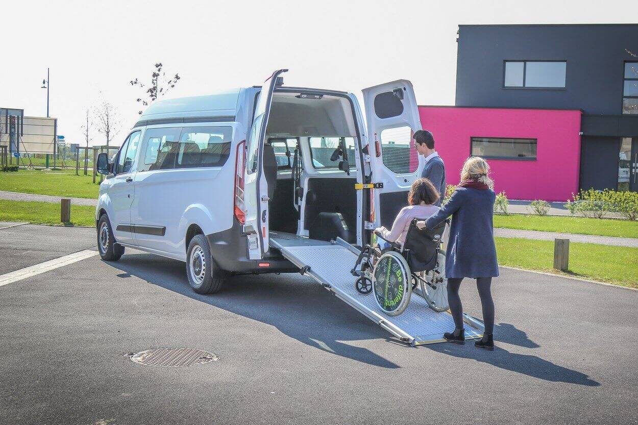 Tous types de fauteuils roulants peuvent s'installer à bord du Transit Custom L2H2 TPMR Handyclipse