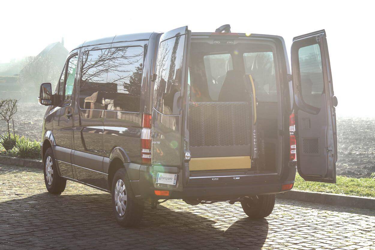En position repliée, la plateforme élévatrice du Mercedes Sprinter 32N aménagé handicap ne gêne pas la visibilité vers l'arrière...
