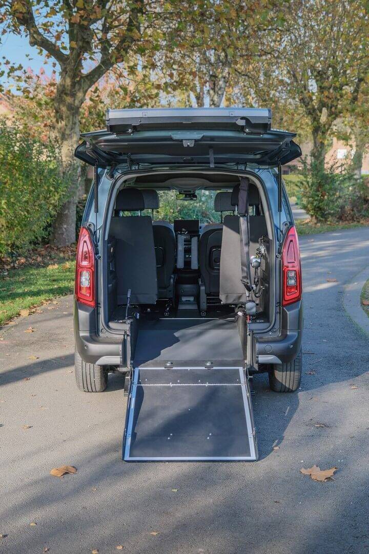 Avec son importante largeur de rampe, le Citroën Berlingo TPMR Xtra vous assure d’accueillir tous types de fauteuils roulants manuels ou électriques