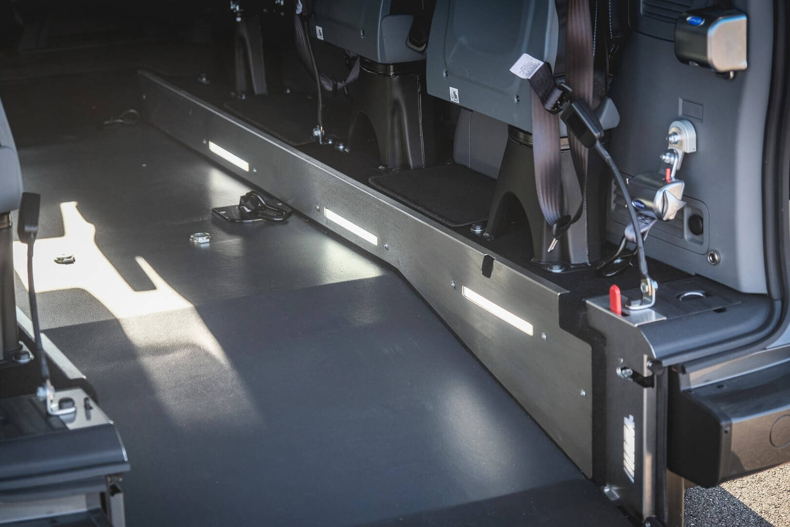 Le Ford Tourneo Custom L2H1 est équipé ici de bandes LED pour aider à l'arrimage des passagers, même en cas de faible luminosité !