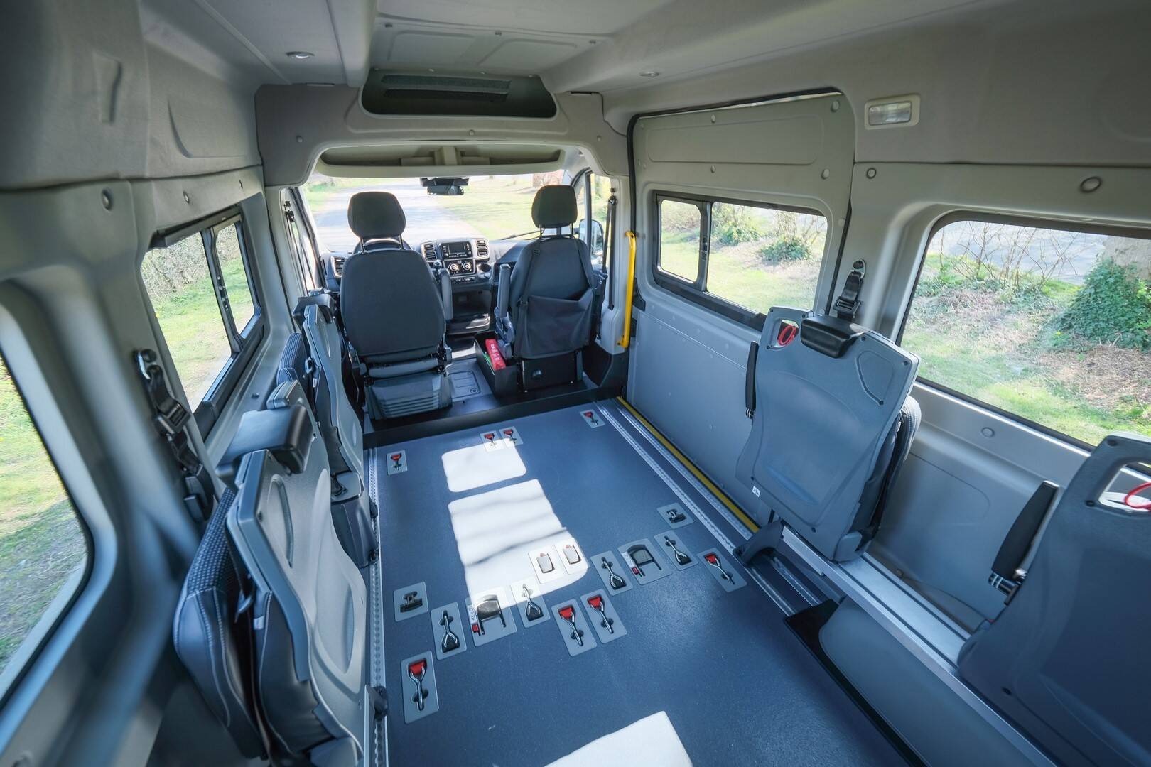 Retrouvez 2 places à l'avant (possibilité de commander une banquette bi-place en option) et jusqu'à 5 sièges repliables pivotants contre les parois