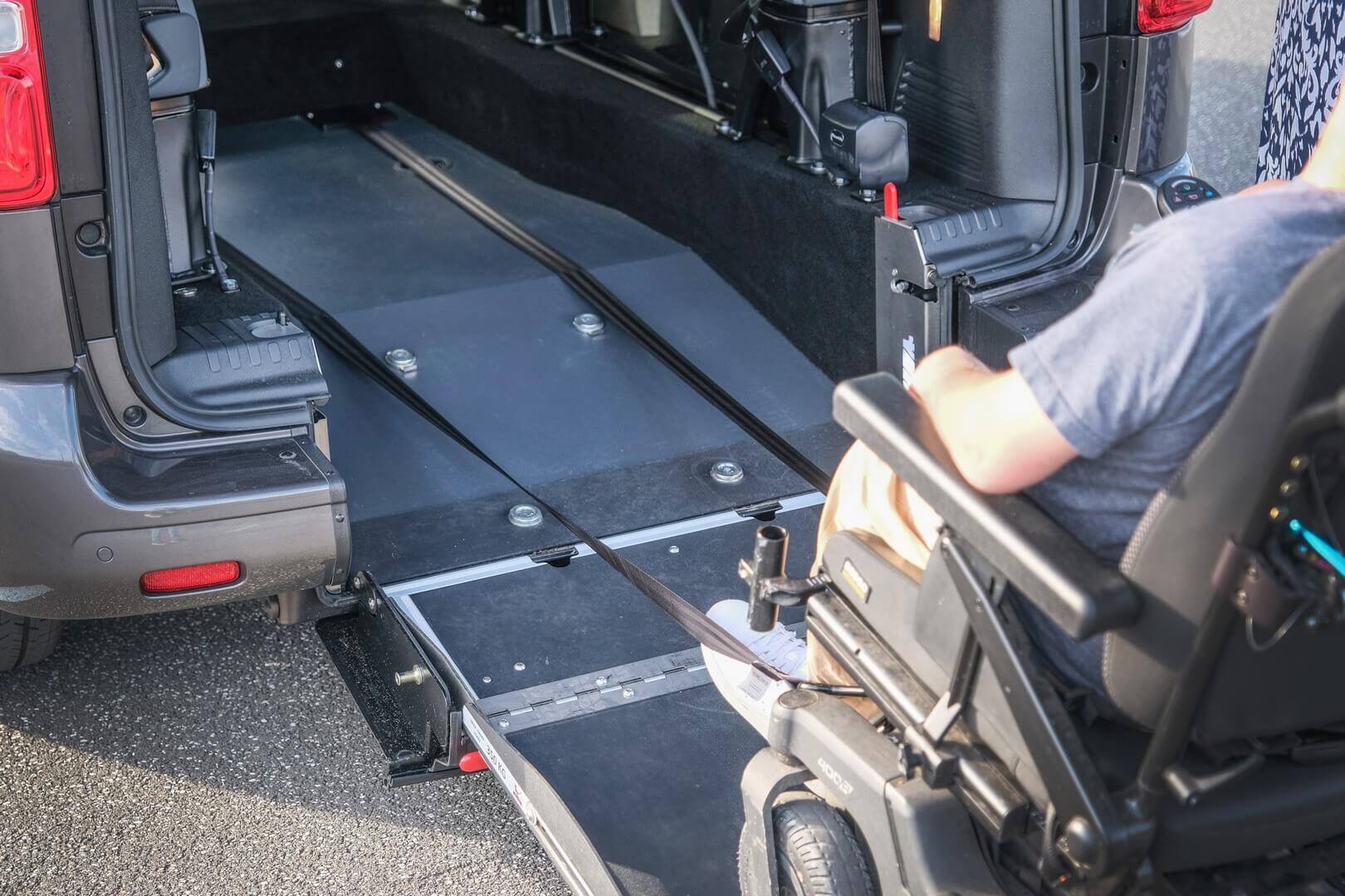 Sangles avant à blocage électriques rallongées pour des manipulations simplifiées et toujours sécurisées
