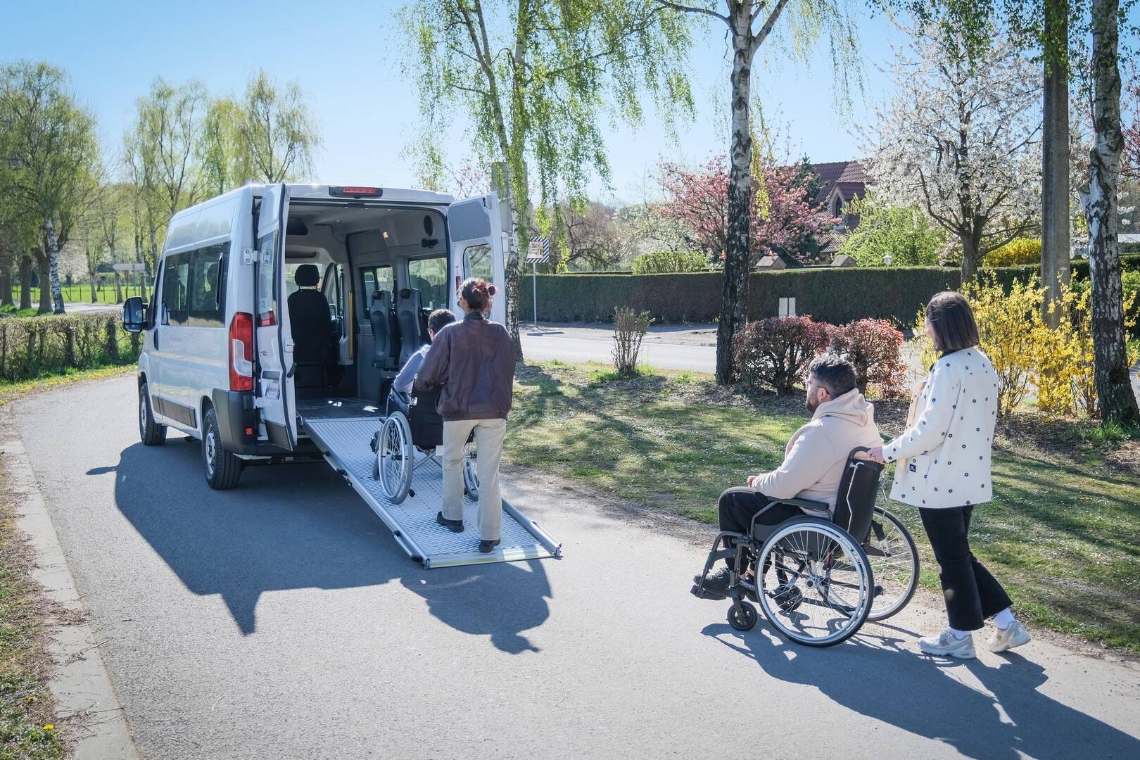 Et jusqu'à 5 personnes + 2 fauteuils roulants !