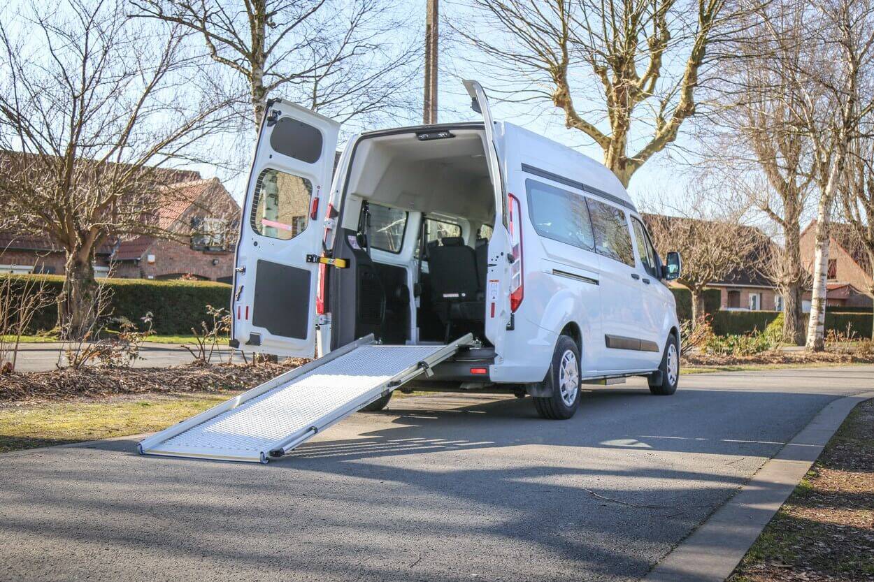 Avec sa rampe d'accès facile à manipuler, le Ford Transit Custom L2H2 TPMR accueil vos passagers en fauteuil roulant sans soucis !