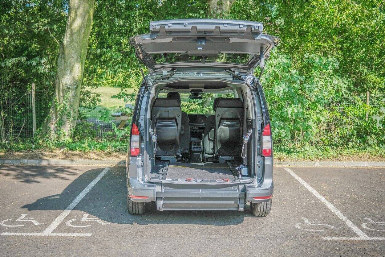 Rampe d'accès repliable en plancher plat en l'absence du passager à mobilité réduite