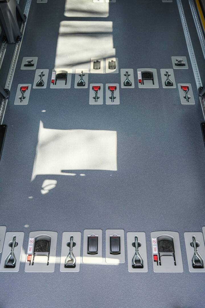 Le système d'arrimage directement intégré au plancher permet des manipulations simples et sécurisés pour les chauffeurs-accompagnateurs
