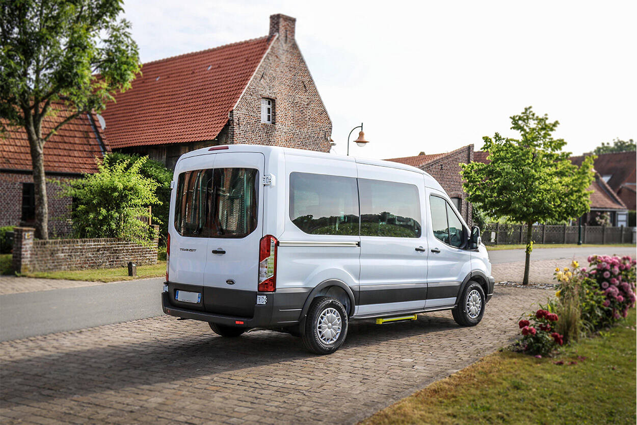 Si la plupart des minibus du marché disposent de réglages de suspensions très fermes, le Ford Transit Kombi TPMR offre pour sa part un confort appréciable. 