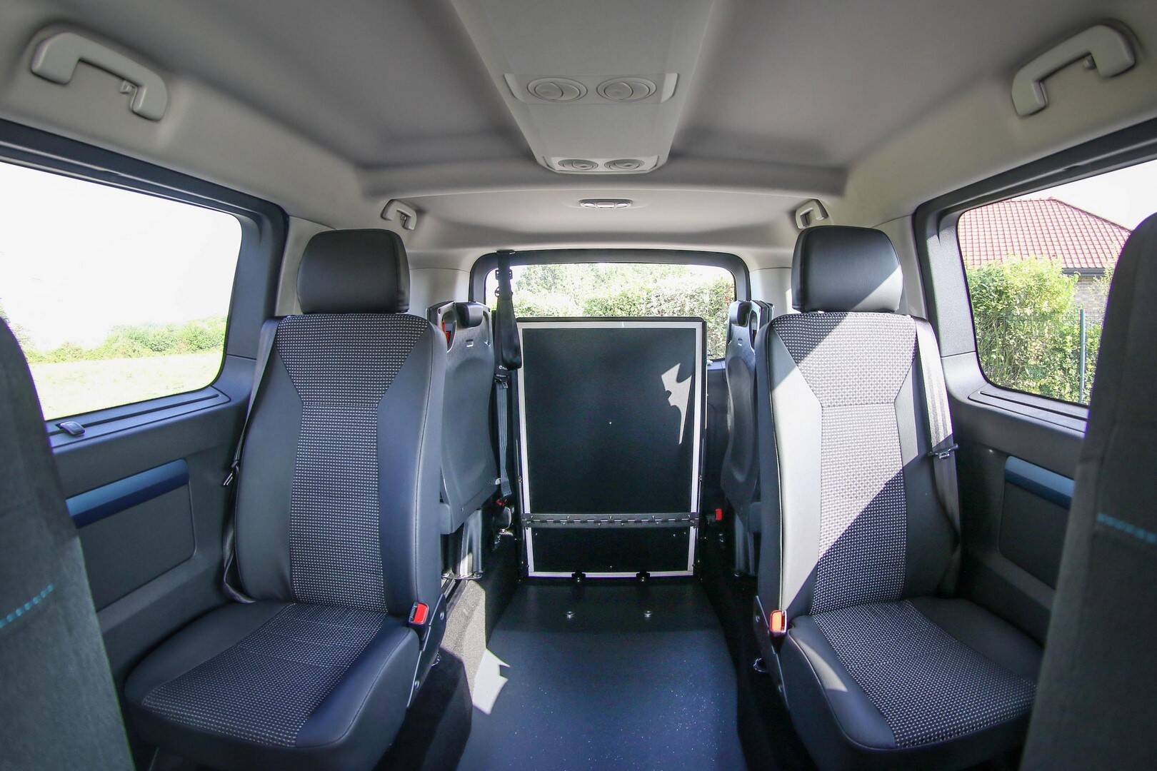 Le Peugeot Traveller TPMR Family présente un long décaissement de la partie arrière pour accueillir tous les types de fauteuils roulants, même imposants