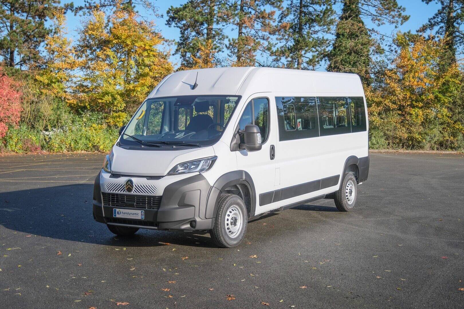 Le Citroën ë-Jumper L3H2 est un minibus 100 % électrique adapté pour le transport de 4 personnes en fauteuil roulant