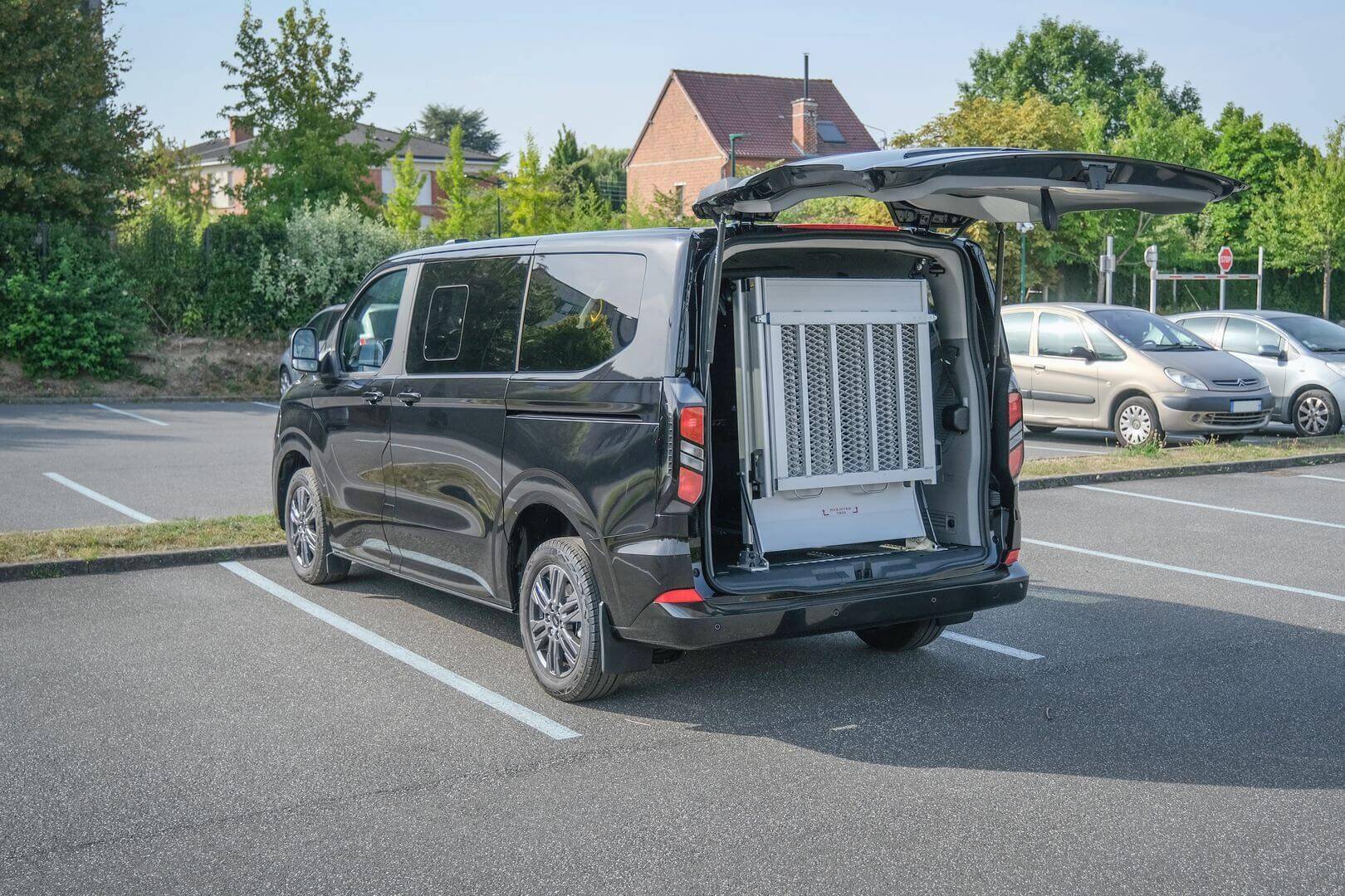 La rampe d'accès de ce monospace non-décaissé se présente en 3 volets