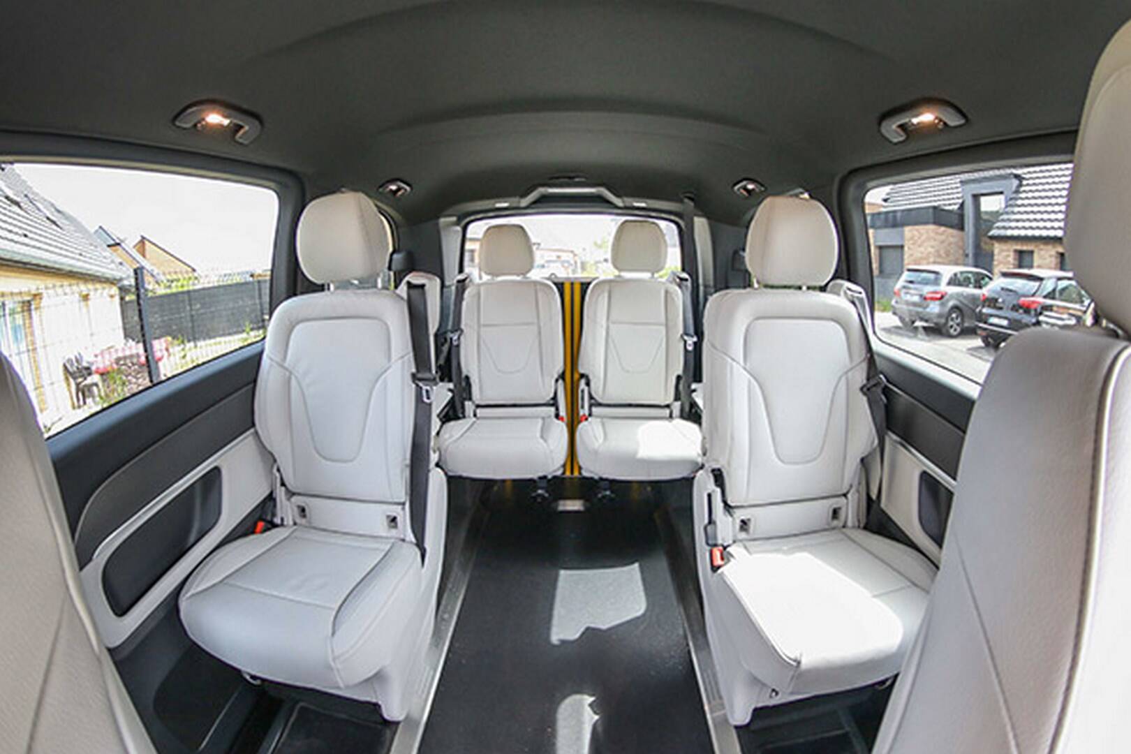 La modularité et le confort de voyage est au rendez-vous dans ce Mercedes accessible en fauteuil roulant ! La modularité et le confort de voyage est au rendez-vous dans ce Mercedes accessible en fauteuil roulant !