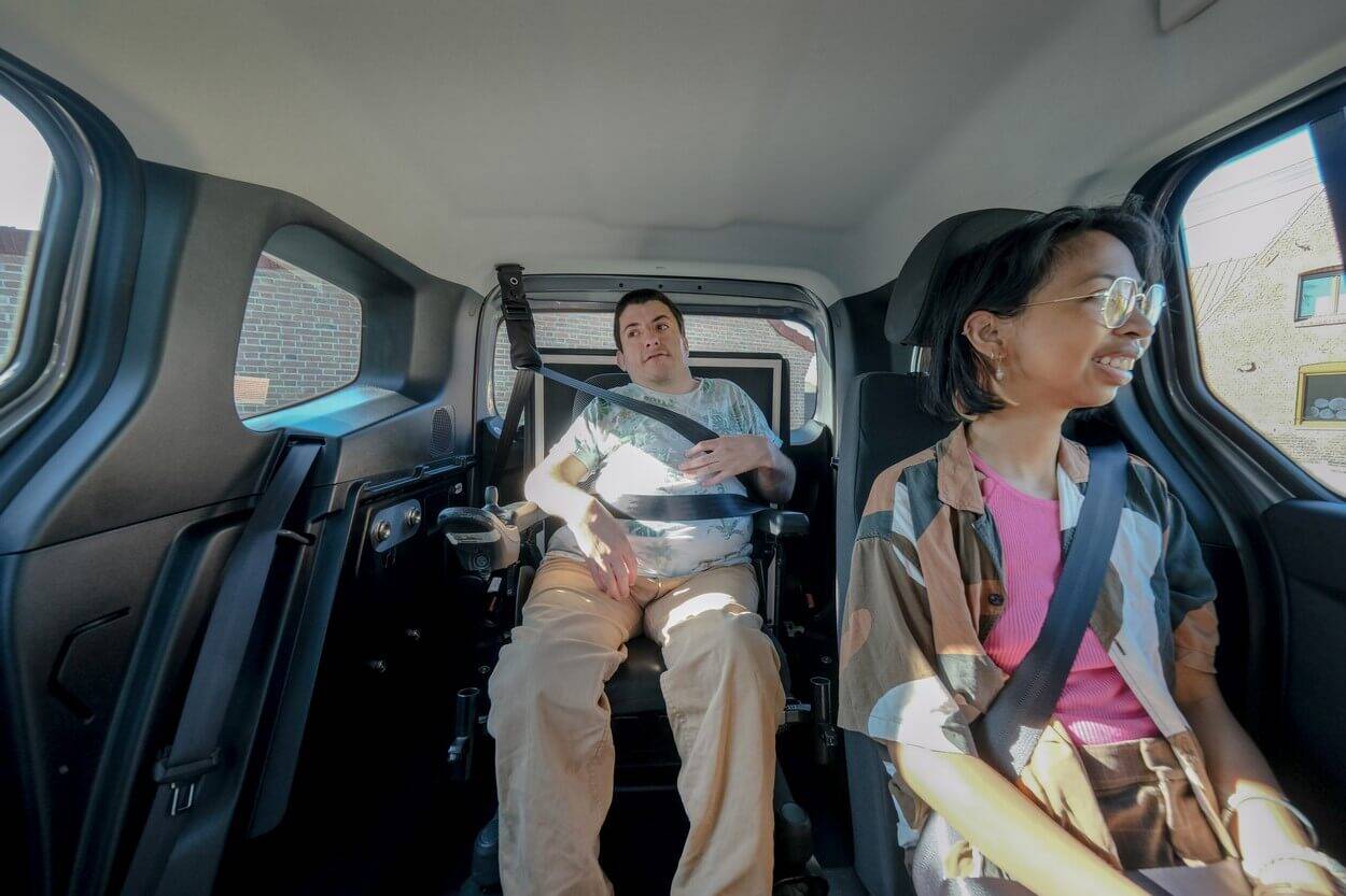 Le passager à mobilité réduite est sécurisé par une ceinture 3 points