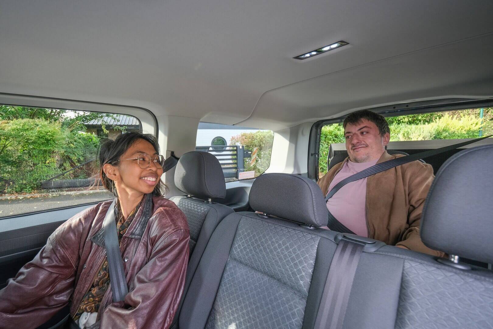 Convivialité lors de vos trajets au sein du Ford Grand Tourneo Connect Hybride TPMR !