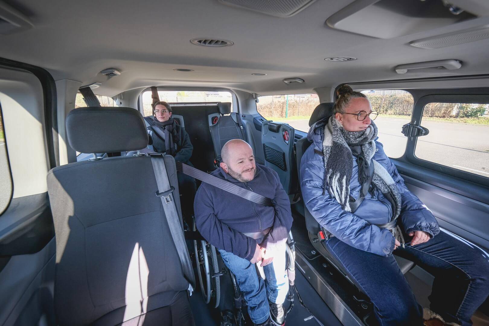 Avec 2 sièges en rang 2, transportez 6 personnes (chauffeur-accompagnateur inclus) + 1 passager en fauteuil roulant