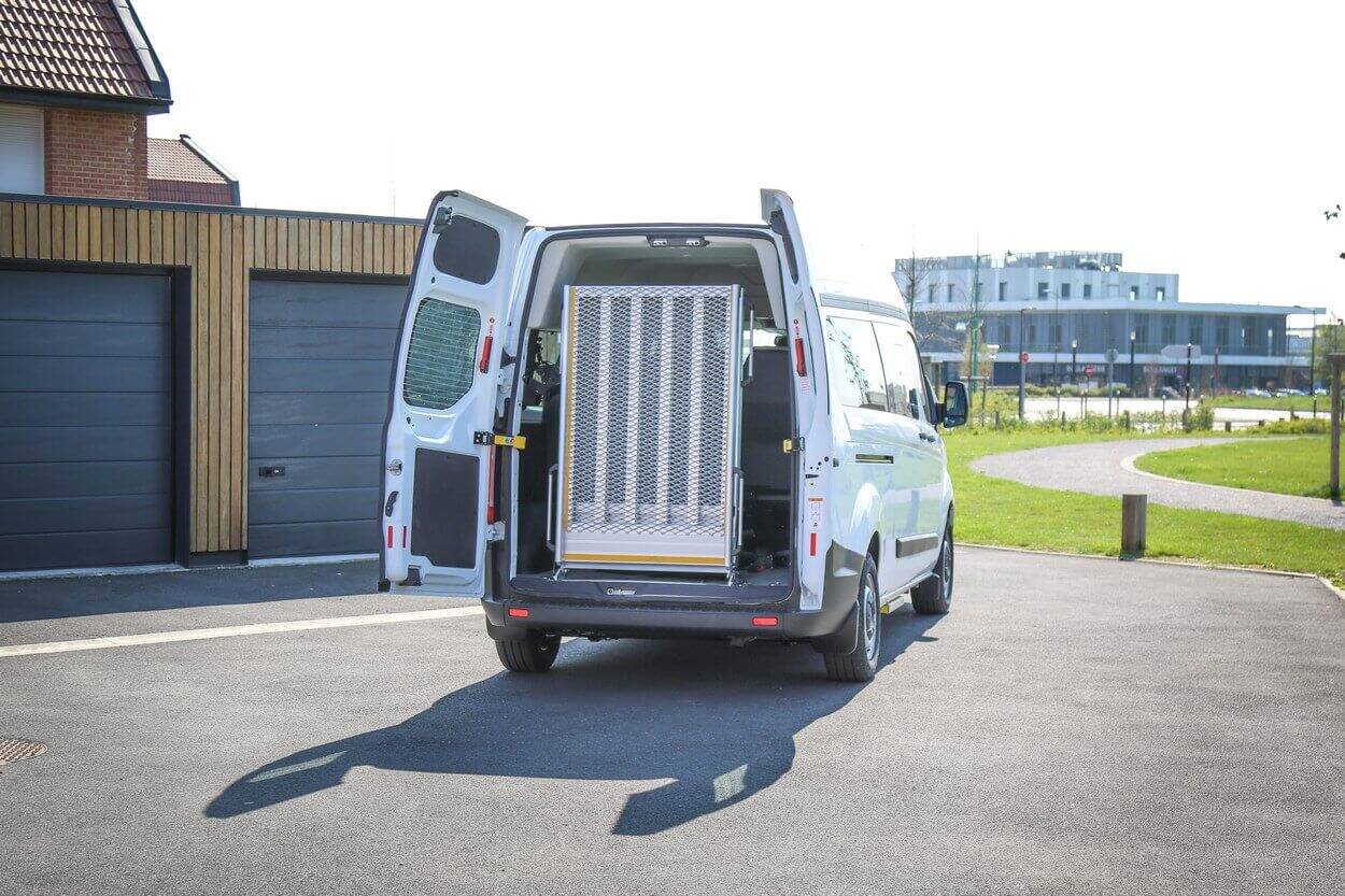 En version SimplyAccess, ce minibus TPMR est équipé d'une rampe d'accès manuelle repliable en deux volets