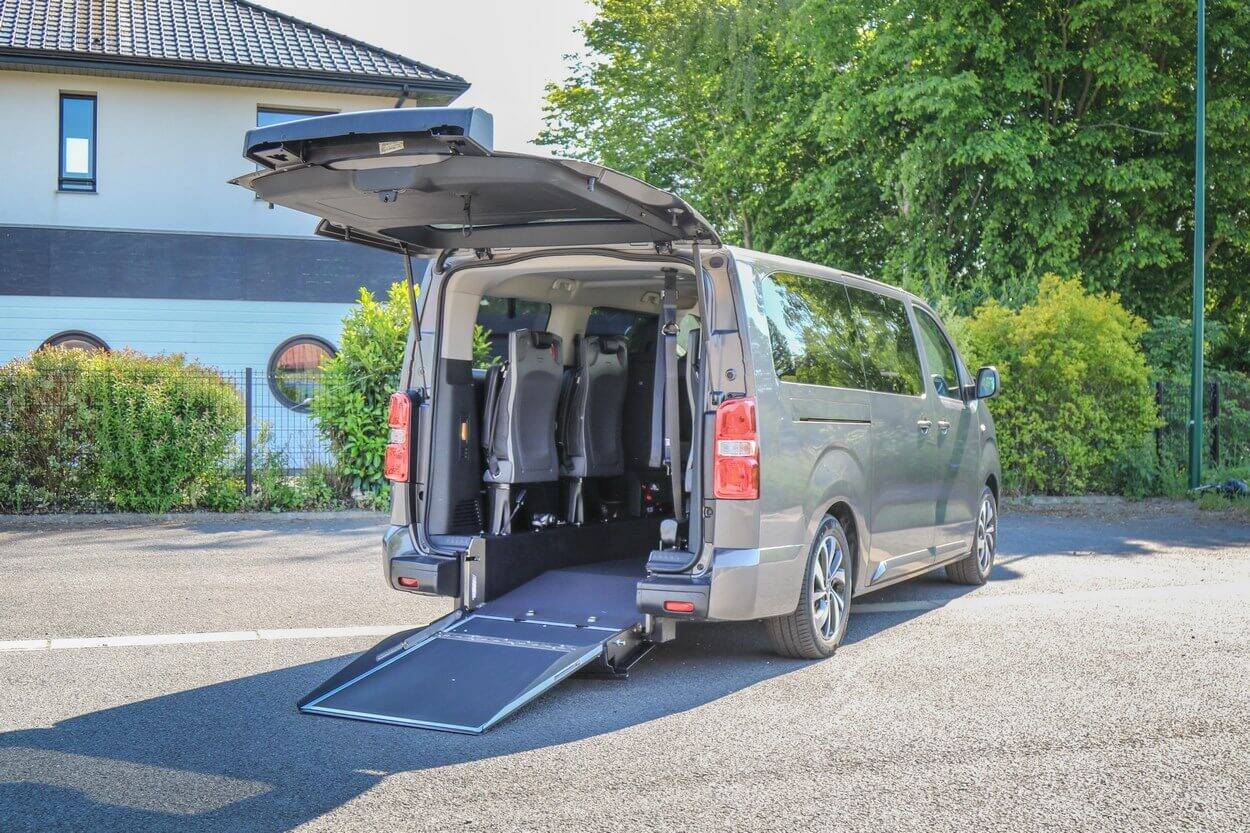 Bien qu'il soit aménagé TPMR, le Citroën SpaceTourer Pro+ peut accueillir jusqu'à 9 personnes assises au total