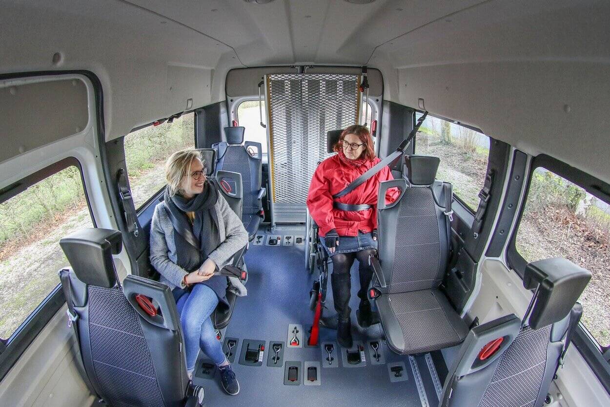 A l'arrière, passagers valides et à mobilité réduite voyagent côte-à-côte pour des trajets plus conviviaux...