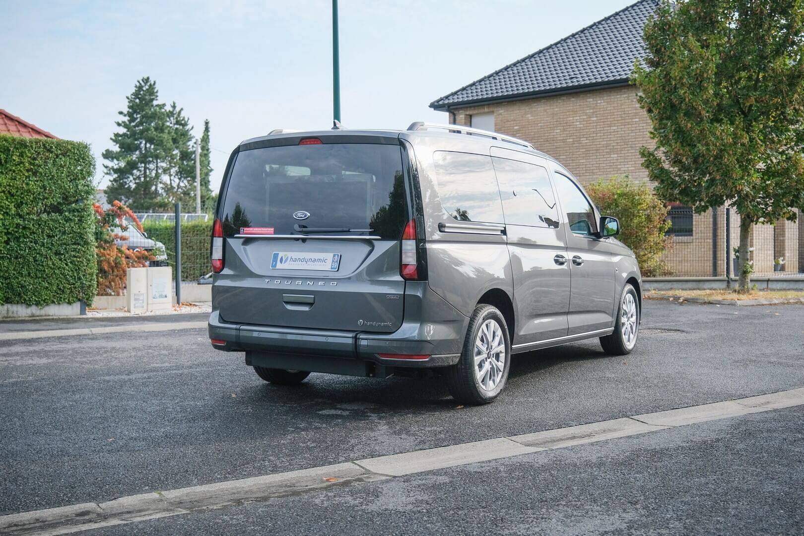 Son gabarit raisonnable vous permet de manœuvrer sans souci en agglomération et de transporter 5 personnes + 1 fauteuil roulant 