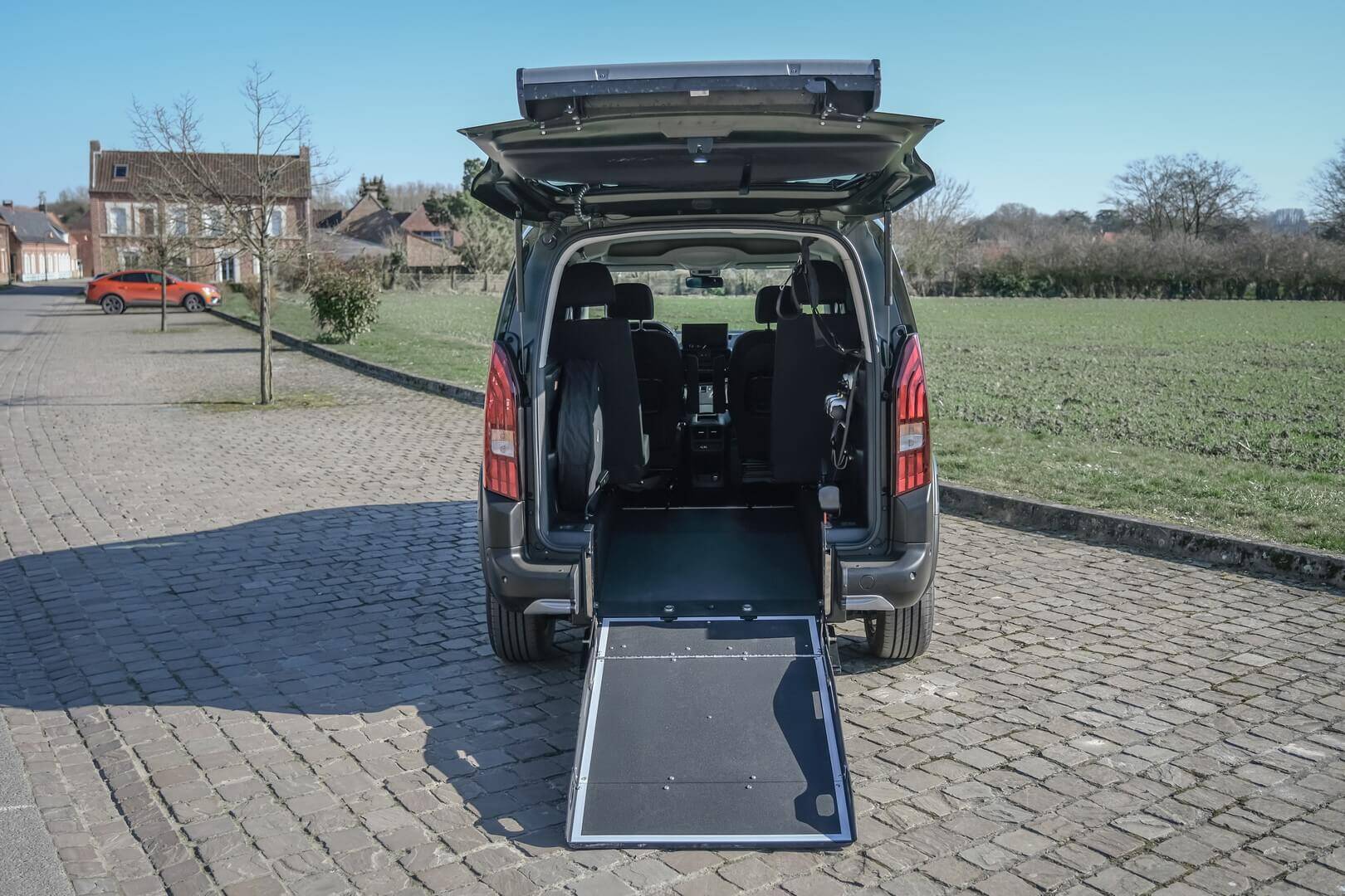 Appréciez le volume intérieur impressionnant de ce Peugeot Rifter aménagé handicap !