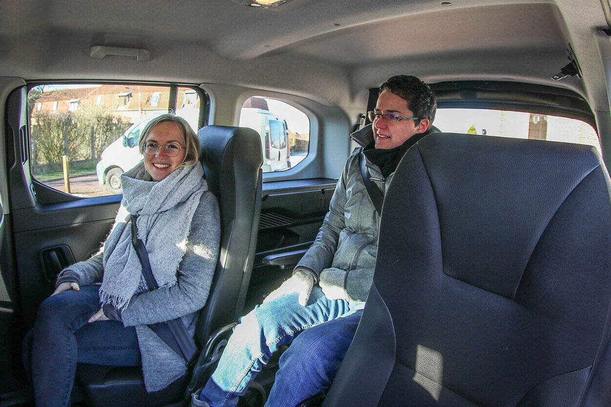 Le proche en situation de handicap voyage proche des autres passagers arrière pour plus de convivialité