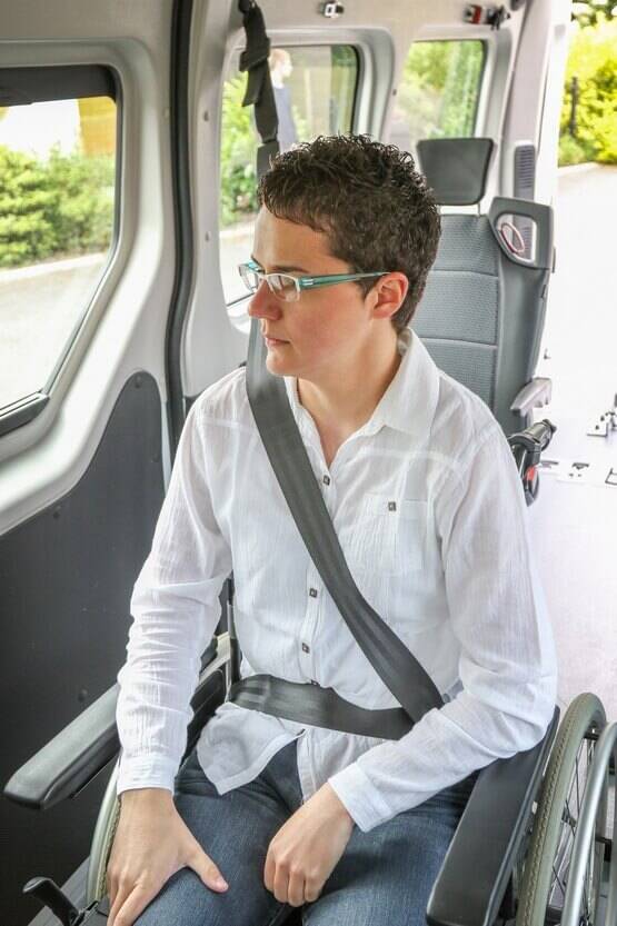 Chacun des passagers en fauteuil roulant voyage en toute sécurité grâce à une ceinture de sécurité 3 points crash-testée