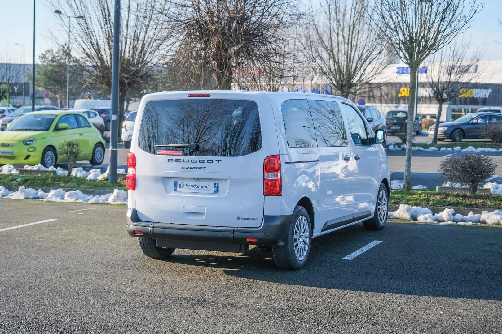 Grâce à son gabarit compact et sa hauteur de 1,90 m, le Peugeot Expert TPMR circule dans presque partout sans restriction de hauteur