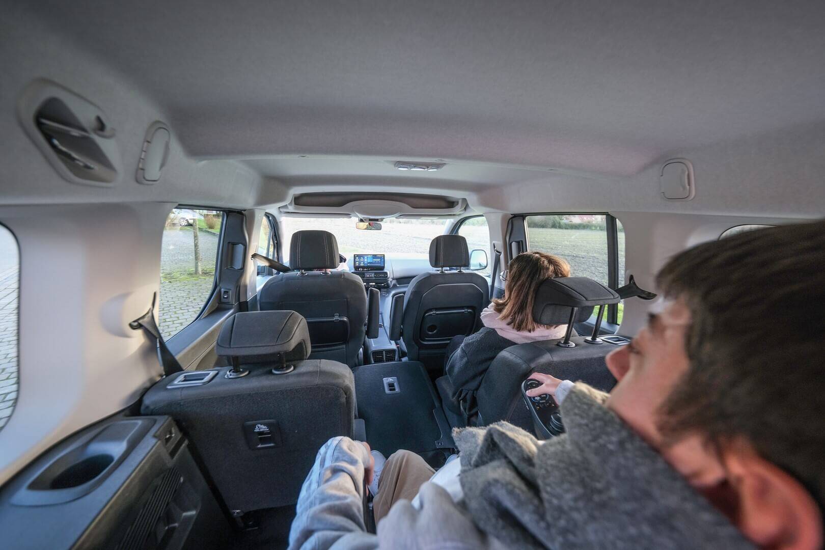 ... ou 4 passagers + votre proche en fauteuil roulant si vous rabattez le siège individuel du milieu pour lui offrir une meilleur visibilité sur la route