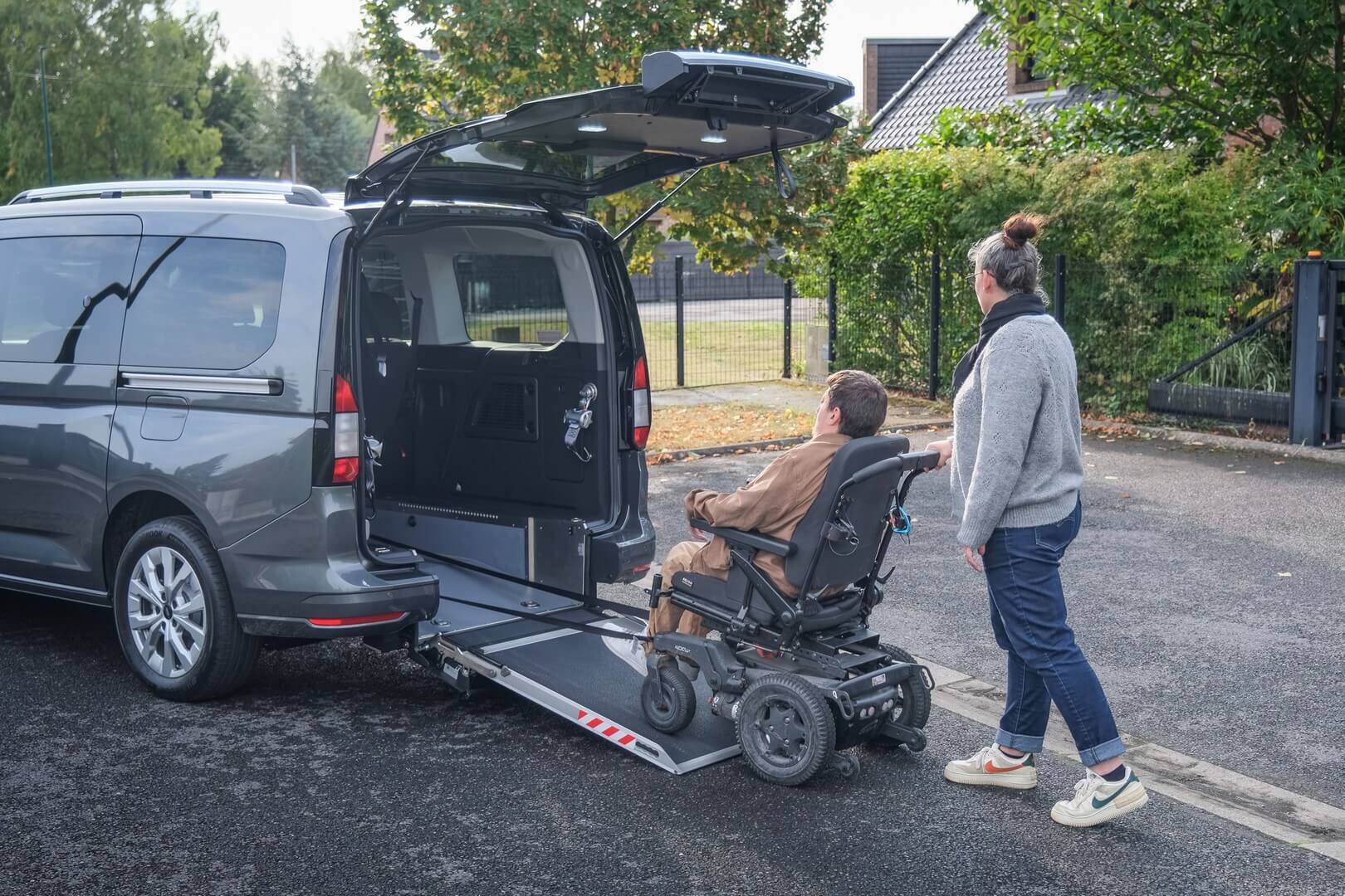 La faible pente de la rampe d'accès demande moins d'effort au chauffeur-accompagnateur pour faire monter et descendre son passager en fauteuil roulant dans le véhicule et est plus confortable pour la personne en situation de handicap