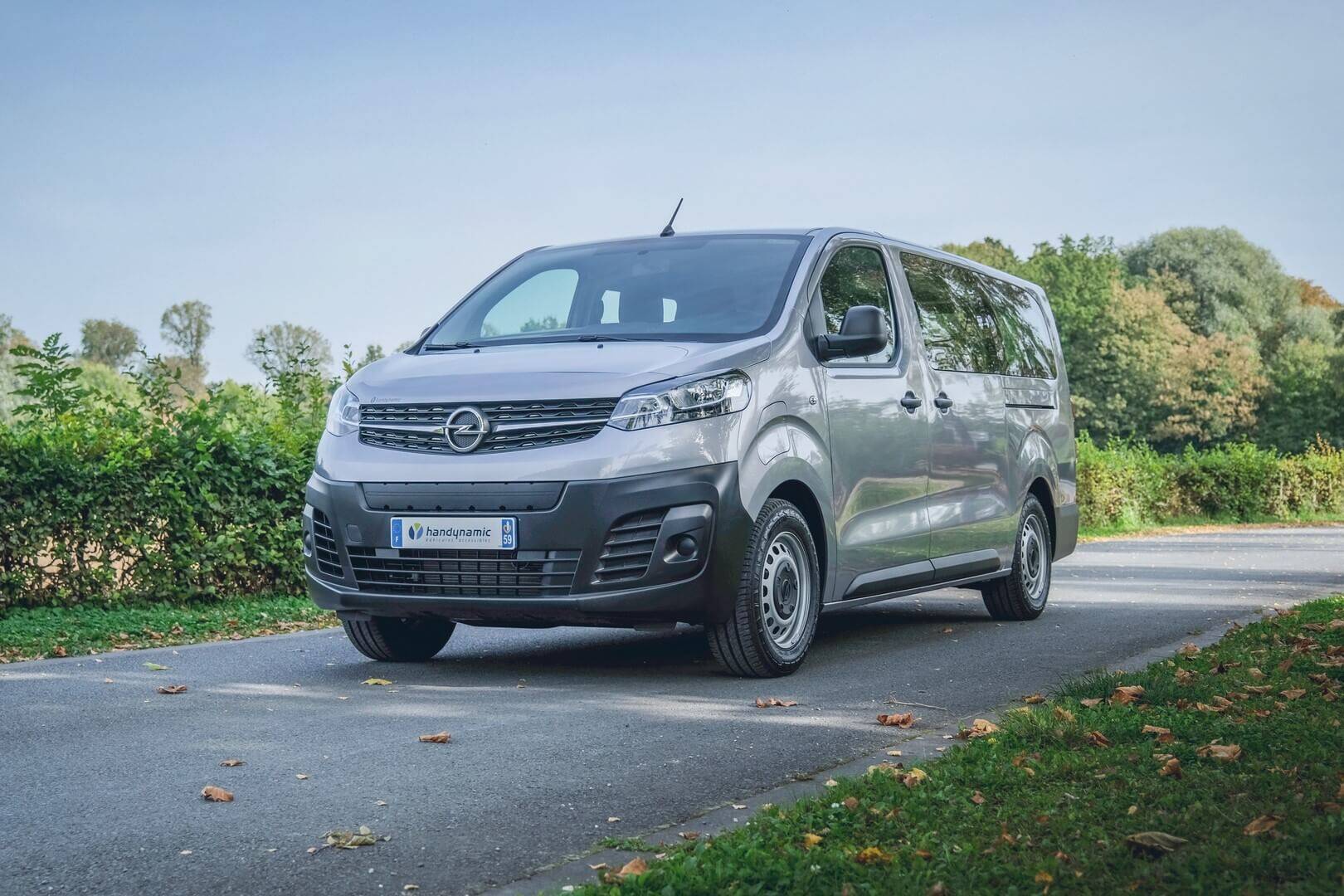 Opel Vivaro-e Xtra HappyAccess chez Handynamic : grand monospace électrique aménagé handicap