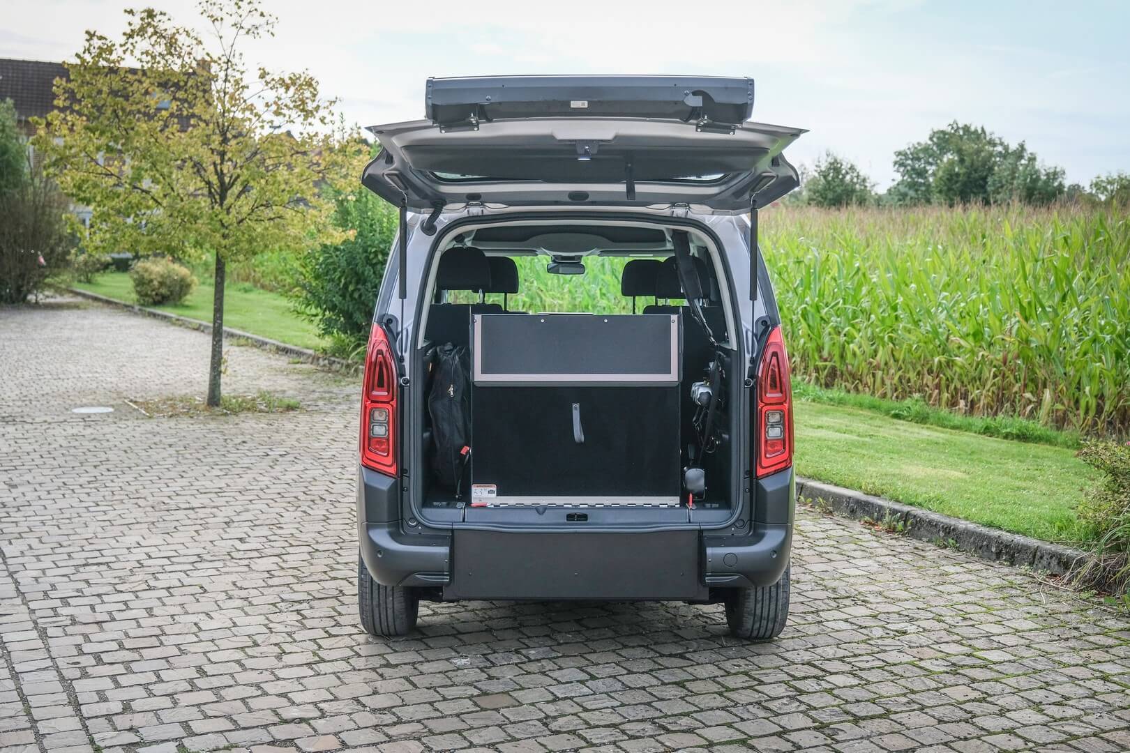 La rampe d'accès du Toyota ProAce City Verso TPMR Xtra HappyAccess est manuelle et en 2 volets