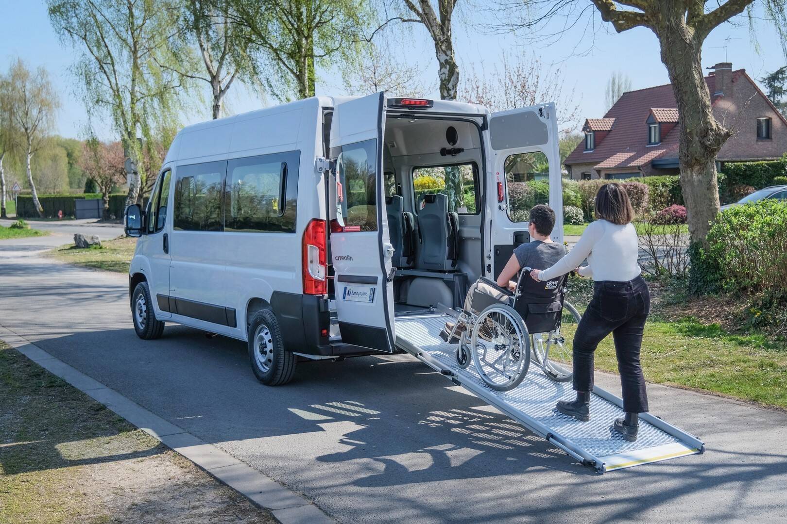 Il vous faut un peu de force pour monter et descendre les fauteuils roulants sur la rampe SimplyAccess mais cela se fait aisément