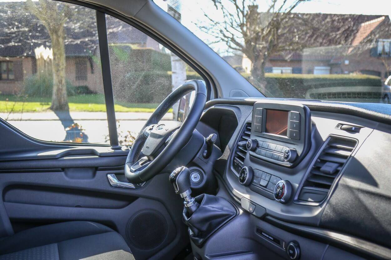 Avec son tableau de bord de berline, le Ford Transit Custom TPMR L2H2 est très agréable au quotidien