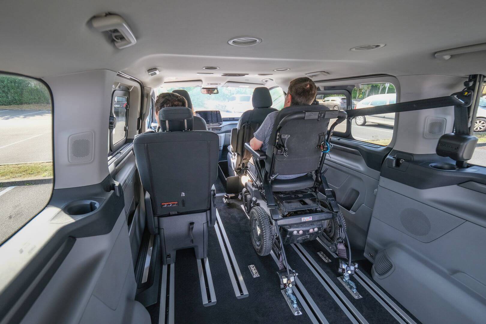 ... comme en rang 2, proche des autres passagers et du conducteur du véhicule !