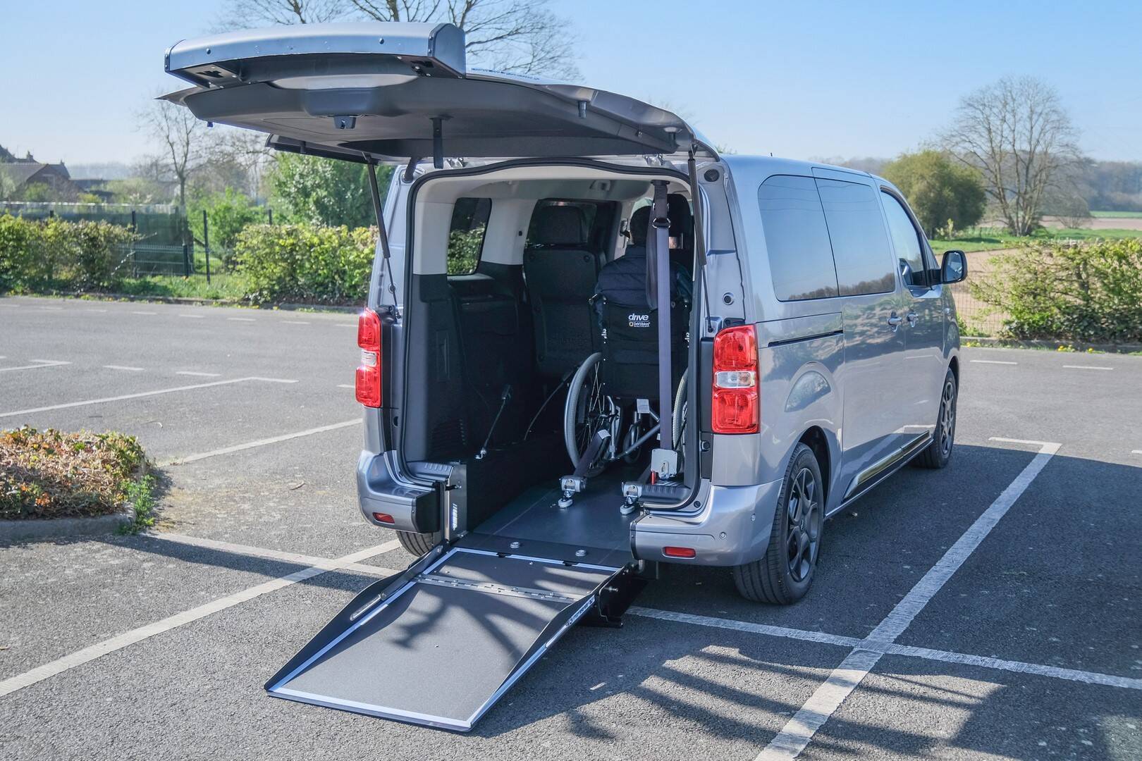 Long décaissement d'arrière du véhicule pour une personne en fauteuil roulant