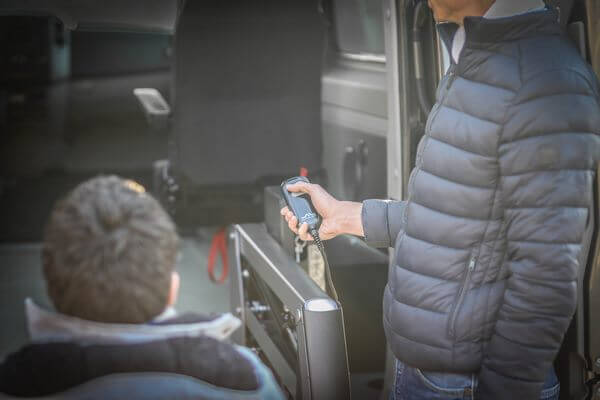 La plateforme élévatrice se commande facilement et facilite l'accès en fauteuil roulant à bord du véhicule La plateforme élévatrice se commande facilement et facilite l'accès en fauteuil roulant à bord du véhicule