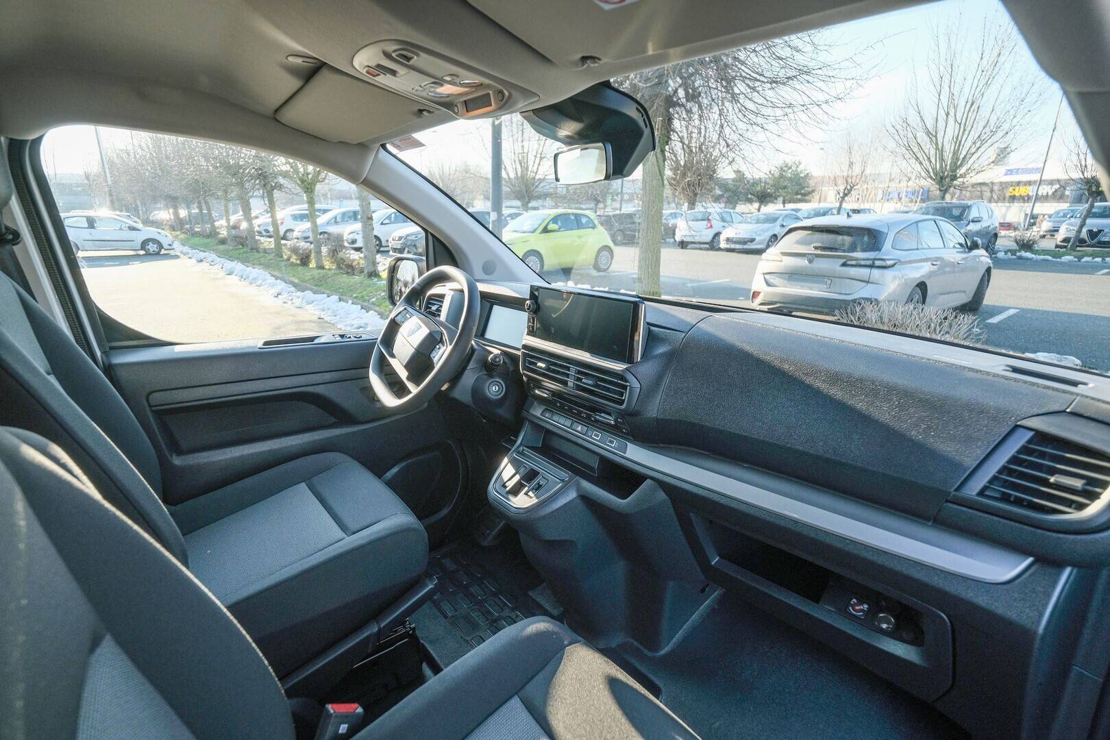 Découvrez un poste de conduite adapté aux chauffeurs-accompagnateur par son confort et ses technologie embarquées