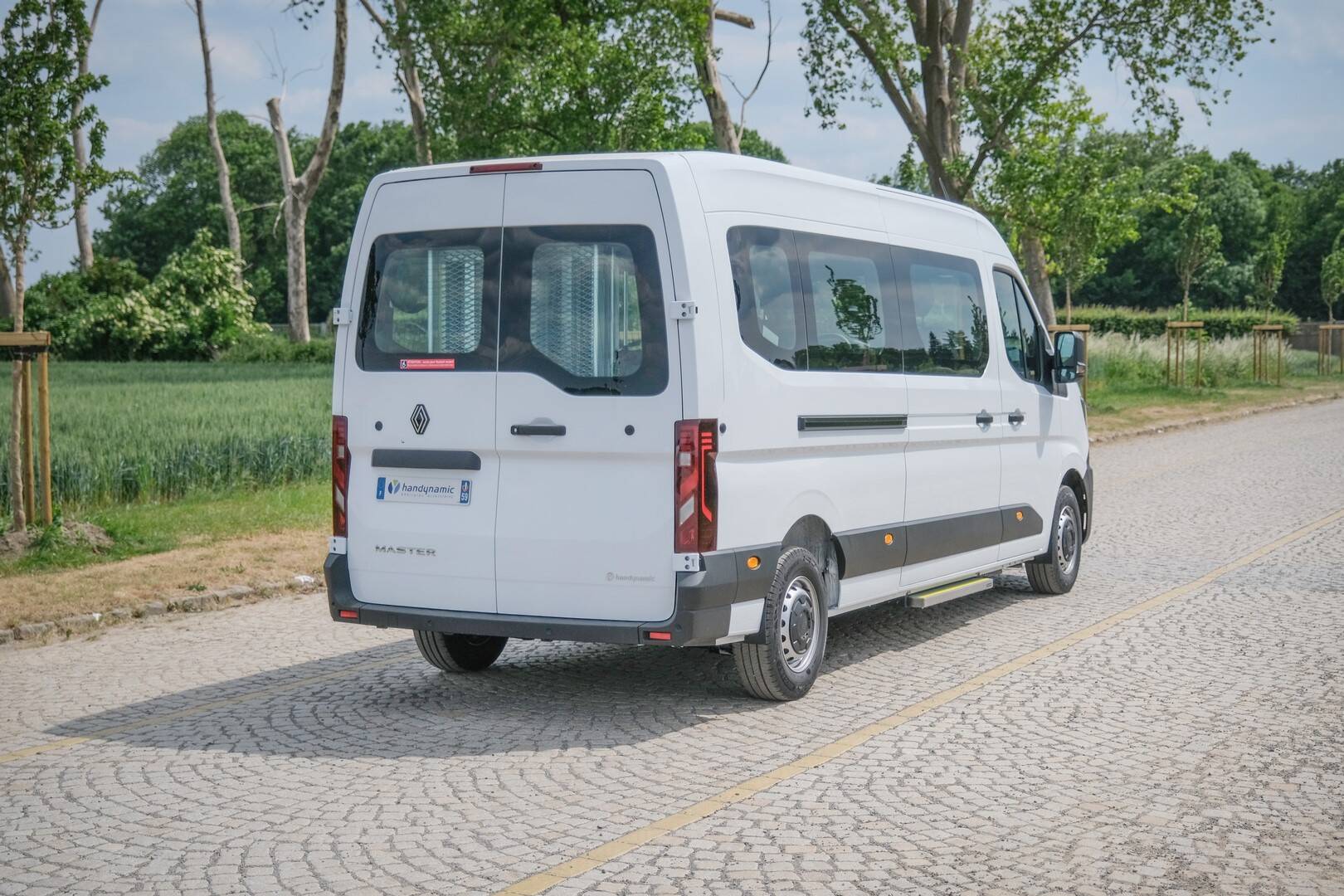 La hauteur intérieure importante du Renault Master L3H2 TPMR Triflex permet de tenir debout, c'est un vrai plus pour les accompagnants