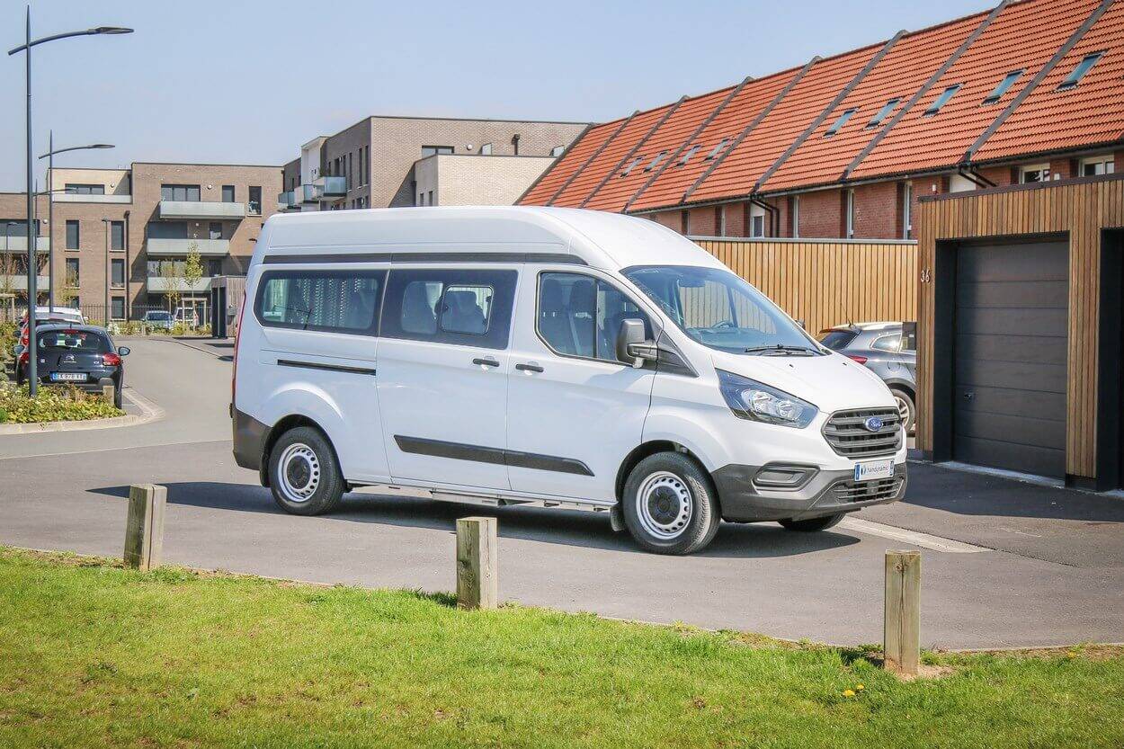 Le Ford Transit Custom L2H2 est un minibus moderne et spacieux