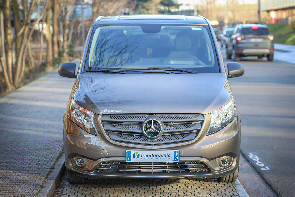 Impossible de s'y tromper, ce Vito TPMR reprend bien les codes stylistiques propres à Mercedes avec sa face avant bien travaillée.