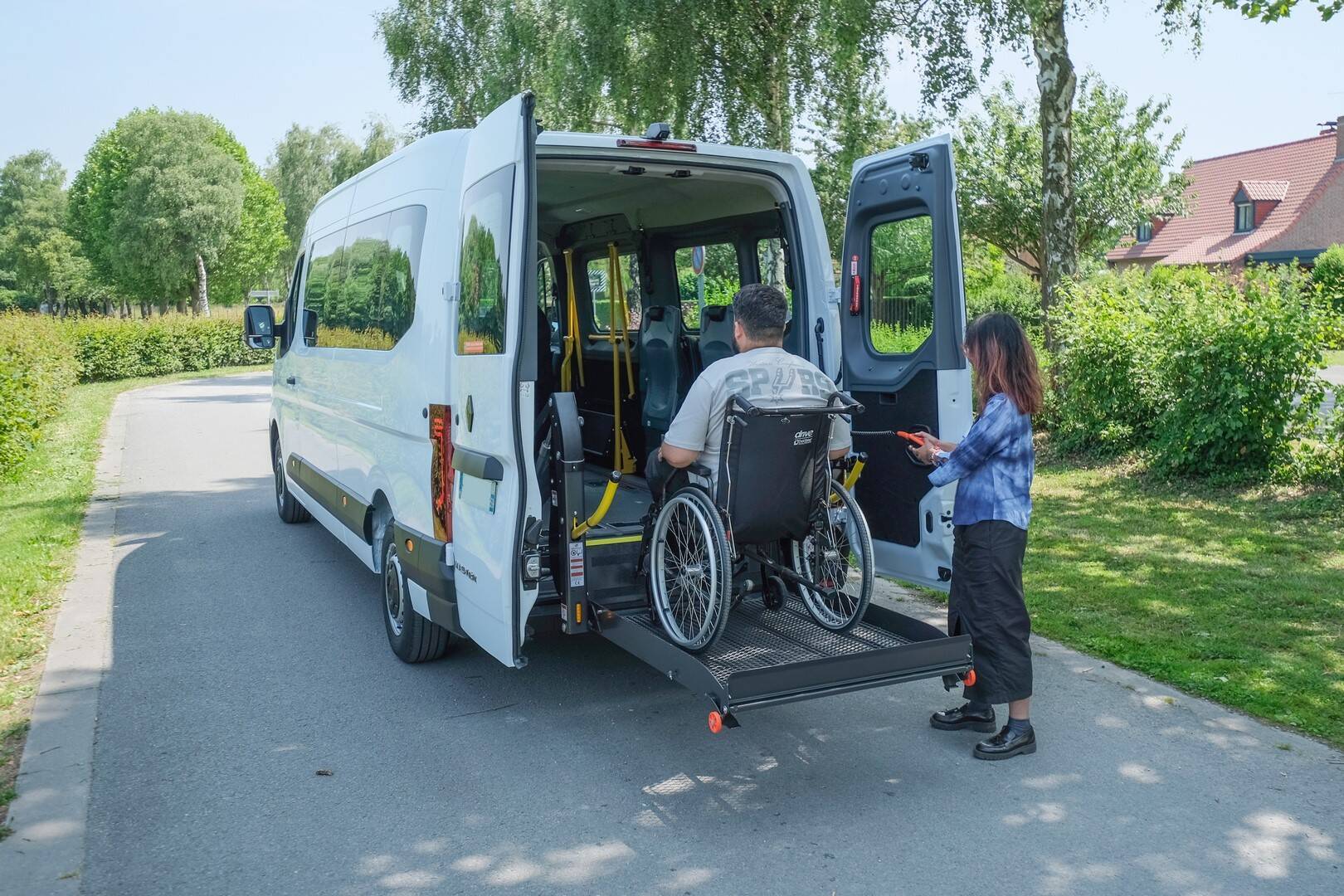 Avec un hayon élévateur, les passagers en fauteuil roulant peuvent monter à bord très facilement
