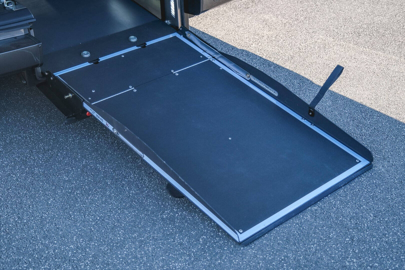  Voyez la faible pente de la rampe d'accès, idéal pour les fauteuils roulants électriques imposants