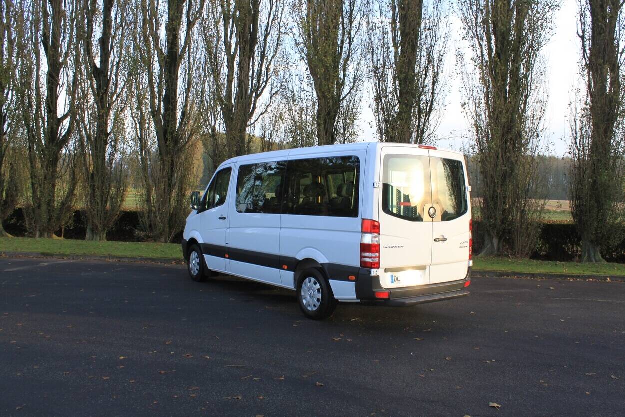 Le Mercedes Sprinter TPMR 37N est un minibus polyvalent qui permet de transporter 4 personnes en fauteuil roulant