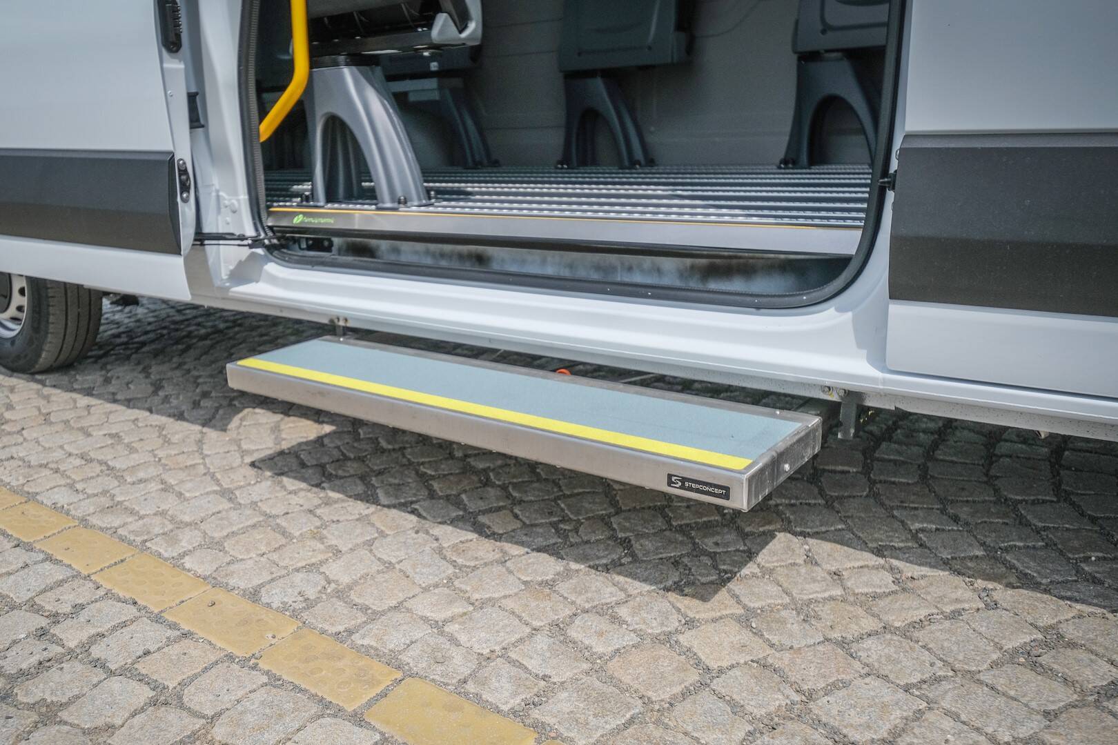 Le Renault Master L3H2 TPMR Triflex est équipé de série d'un marchepied télescopique en porte latérale