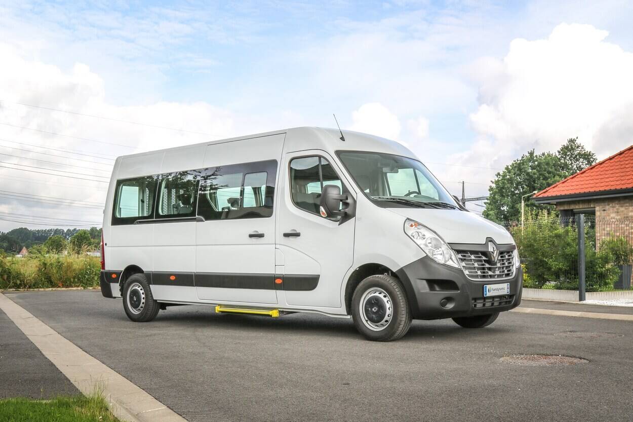 Découvrez le Renault Master TPMR L3H2 Triflex Easy, un minibus qui facilite votre quotidien de professionnel du transport de personnes handicapées